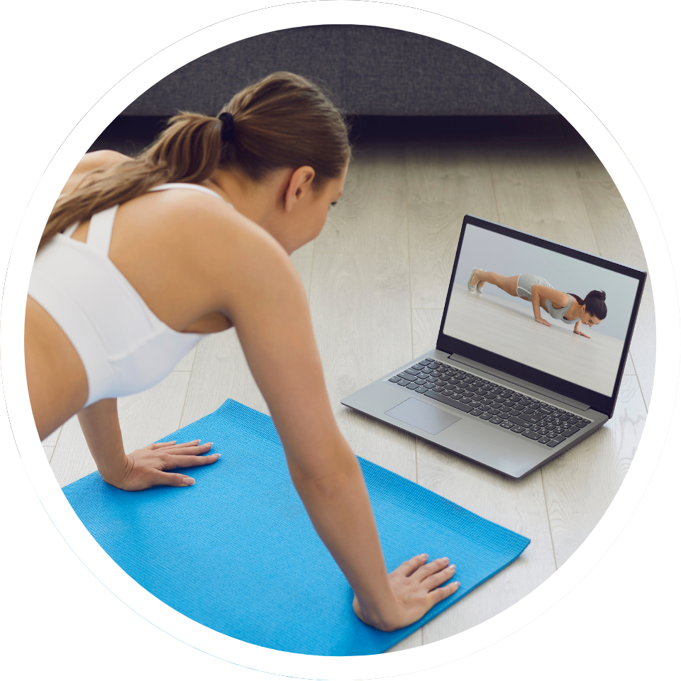 自宅でオンライントレーニングの指導を受ける